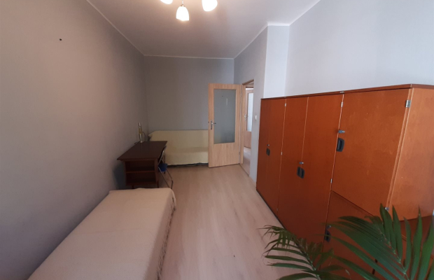 Do wynajęcia  mieszkanie dwu pokojowe z jasną kuchnią, łazienką, piwnicą i dwoma balkonami.  Znajduje się na drugim piętrze na 