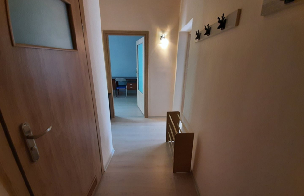 Do wynajęcia  mieszkanie dwu pokojowe z jasną kuchnią, łazienką, piwnicą i dwoma balkonami.  Znajduje się na drugim piętrze na 