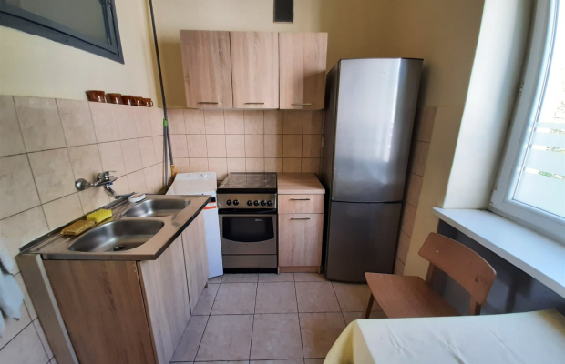 Do wynajęcia  mieszkanie dwu pokojowe z jasną kuchnią, łazienką, piwnicą i dwoma balkonami.  Znajduje się na drugim piętrze na 
