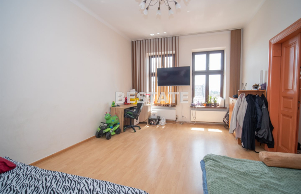 Do wynajęcia dwupokojowe mieszkanie położone na drugim piętrze w centrum Tarnowa, o powierzchni 70 m 2 . Kuchnia w całości zabu