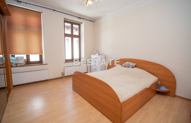 Do wynajęcia dwupokojowe mieszkanie położone na drugim piętrze w centrum Tarnowa, o powierzchni 70 m 2 . Kuchnia w całości zabu