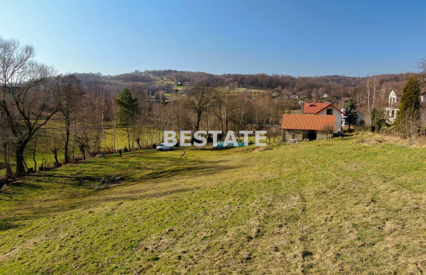 W ofercie parcela położona w miejscowości Okocim gm.Brzesko. 
Wielkości 41 arów z czego ok.13 arów zadrzewione, kształt nieregu