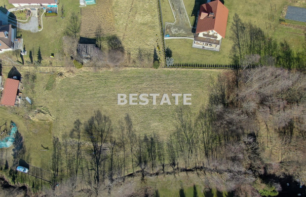 W ofercie parcela położona w miejscowości Okocim gm.Brzesko. 
Wielkości 41 arów z czego ok.13 arów zadrzewione, kształt nieregu
