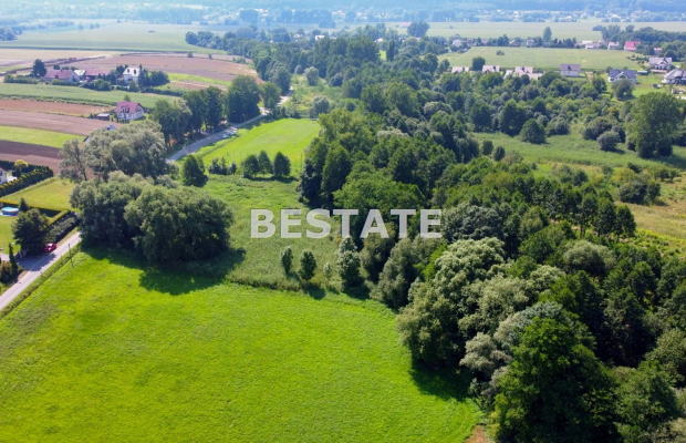 Na sprzedaż nieruchomość zlokalizowana w Brzezince gm. Zabierzów pow. krakowski wielkości    1,04 HA   . Składająca się z dwóch