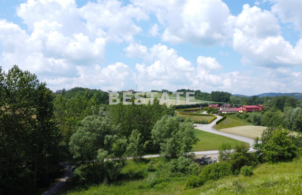 Na sprzedaż działka budowlana wielkości 1600 m2. 
Obowiązuje miejscowy plan zagospodarowania przestrzennego. 
Okolica sprzyjają