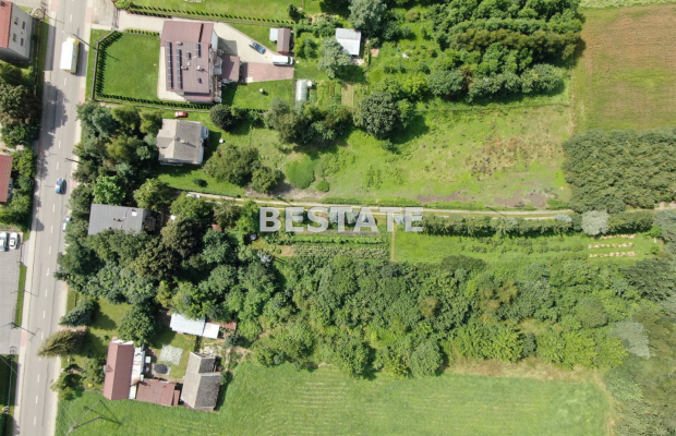 Przedmiotem sprzedaży jest działka o powierzchni 21 arów, położona w Wojniczu, z dojazdem od ulicy Krakowskiej. Nieruchomość pł