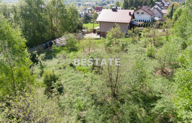 Do sprzedania działka budowlana w trzeciej lini zabudowy o powierzchni  12,52  ary, sytuowana w miejscowości Pleśna. 
Parcela o