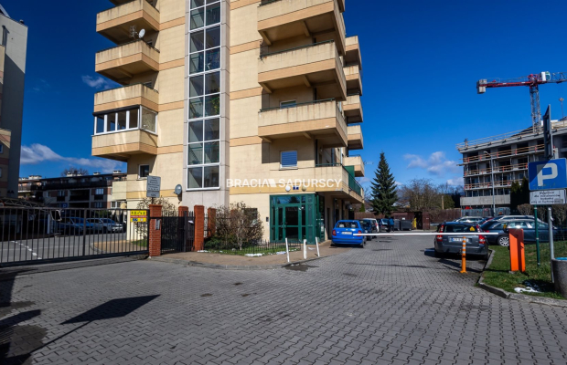Wygodna kawalerka w apartamentowcu.