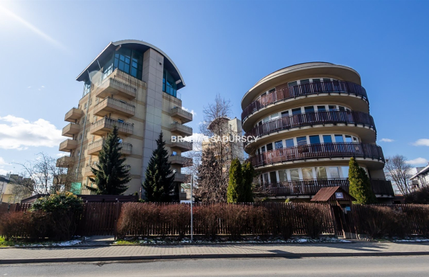 Wygodna kawalerka w apartamentowcu.