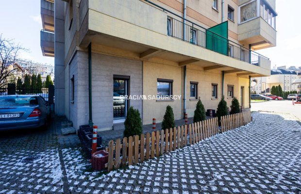 Wygodna kawalerka w apartamentowcu.