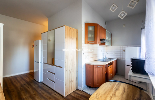 Wygodna kawalerka w apartamentowcu.