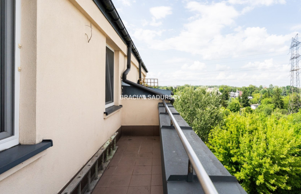 Płaszów, ul. Saska - 6 pokojowe o powierzchni 106 m². 
 
Dwupoziomowe, 6-pokojowe mieszkanie o łącznej powierzchni 106 m², w ty