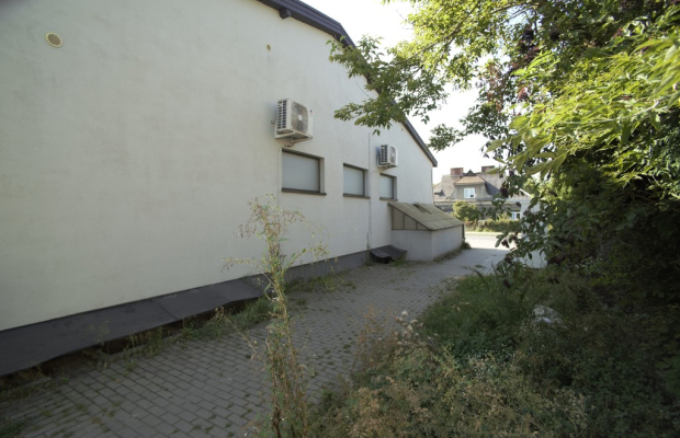 Budynek usługowo-handlowy, Trawniki centrum