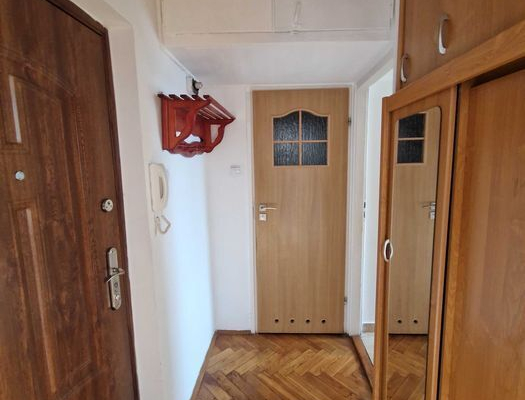 1 pokojowe, 1 piętro, balkon, świetna lokalizacja.