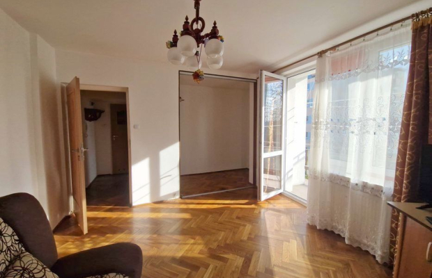 1 pokojowe, 1 piętro, balkon, świetna lokalizacja.