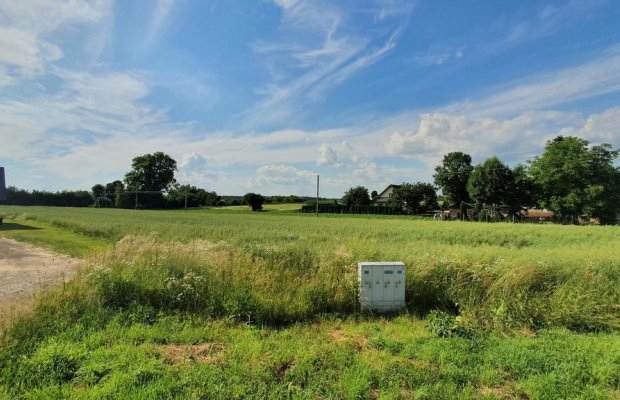 Sadurki, 26Ar, MediaDziałka:- 26 arów- ukształtowanie płaskie- wymiary 30x80m (delikatny trapez)- prąd- gaz- woda- kanalizacja 