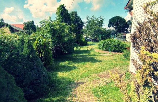 Dom na dużej działce graniczący z rz. Ciemięgą.