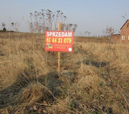 Działka 92 a. w Świdniczku koło Lublina, bezpośrednio przy asfaltowej drodze gminnej, w spokojnej okolicy. Działka:- powierzchn