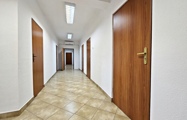 Lokal biurowo-usługowy 250m2 +duży parking w cenie