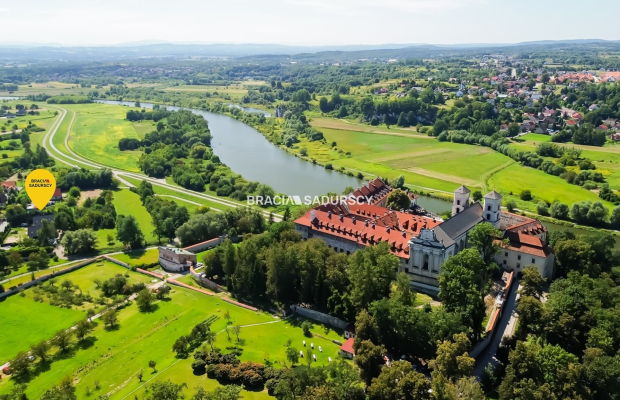 Na sprzedaż wyjątkowy dom położony u podnóża Opactwa Benedyktynów w Krakowie. 

  Dom nr 1  -  Cena: 1 490 000 zł  
Dom o powie