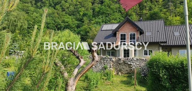 * zdjęcia należą do właściciela domu 
 
 Przestronny dom z widokową działką przy lesie Wolskim - Kraków Zwierzyniec  
 
 Nieruc