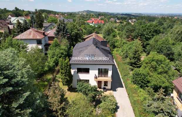 Dom mieszkalny, trzykondygnacyjny