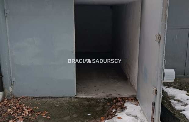 Garaż na oś.Podwawelskim ul.Twardowskiego
