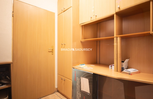 Lokal handlowo-usługowy z dużą witryną Kurdwanów