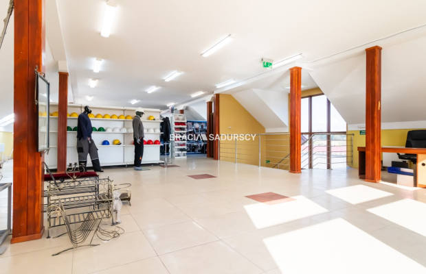 Lokal na wynajem / 200 m2 / parking