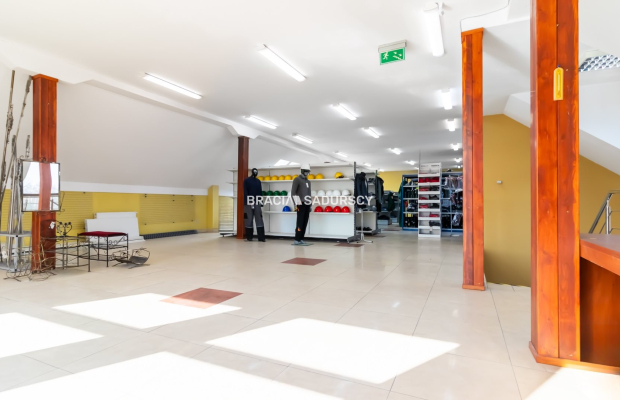 Lokal na wynajem / 200 m2 / parking