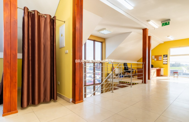 Lokal na wynajem / 200 m2 / parking