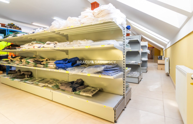 Lokal na wynajem / 200 m2 / parking