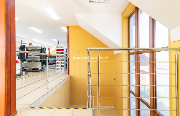 Lokal na wynajem / 200 m2 / parking