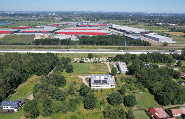 Kokotów, magazyn z częścią biurową 420 m2 - 10 500 zł.  
 
Do wynajęcia magazyn na parterze z powierzchnią biurową na II kondyg