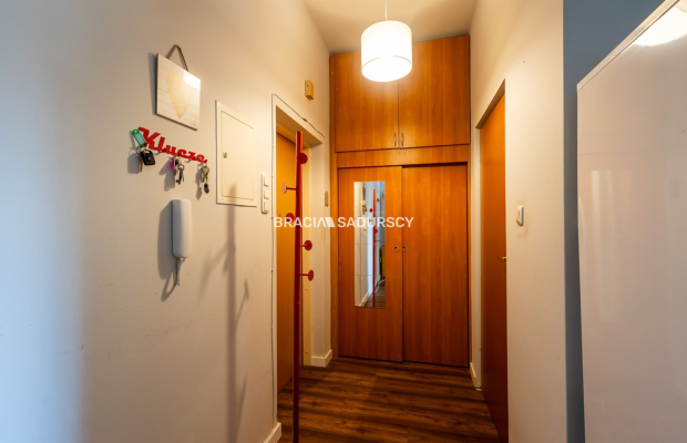 Wygodna kawalerka w apartamentowcu.