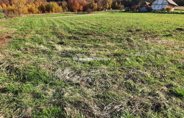 Działka położona jest we wsi Komorniki.