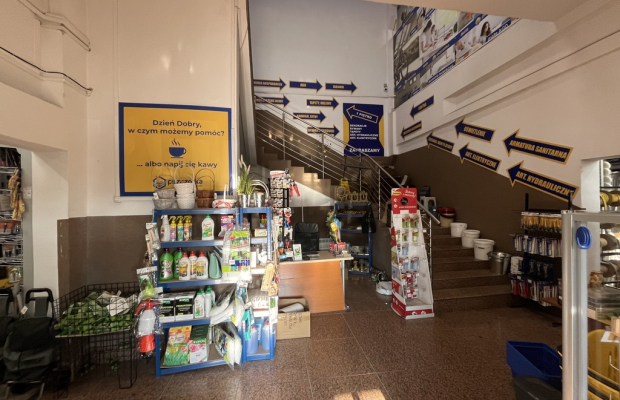 Market budowlano-przemysłowy w centrum Dęblina..