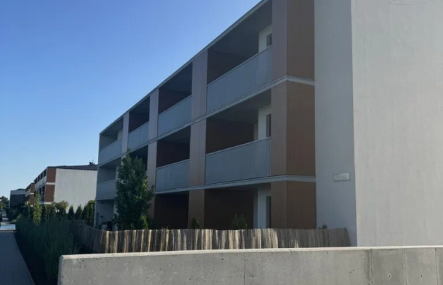 Apartament składa się z salonu z aneksem kuchennym, przestronnej łazienki, miejsca na garderobę, sypialni oraz dużego i komfort