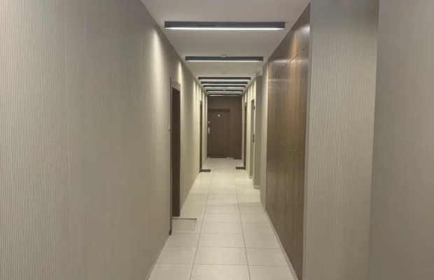 Apartament składa się z salonu z aneksem kuchennym, przestronnej łazienki, miejsca na garderobę, sypialni oraz dużego i komfort