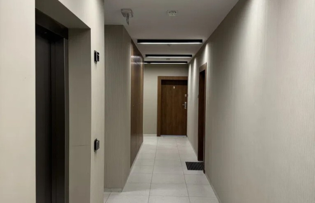 Apartament składa się z salonu z aneksem kuchennym, przestronnej łazienki, miejsca na garderobę, sypialni oraz dużego i komfort
