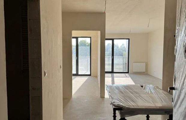 Apartament składa się z salonu z aneksem kuchennym, przestronnej łazienki, miejsca na garderobę, sypialni oraz dużego i komfort