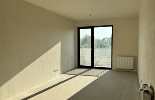Apartament składa się z salonu z aneksem kuchennym, przestronnej łazienki, miejsca na garderobę, sypialni oraz dużego i komfort