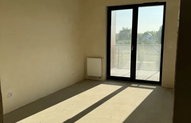 Apartament składa się z salonu z aneksem kuchennym, przestronnej łazienki, miejsca na garderobę, sypialni oraz dużego i komfort