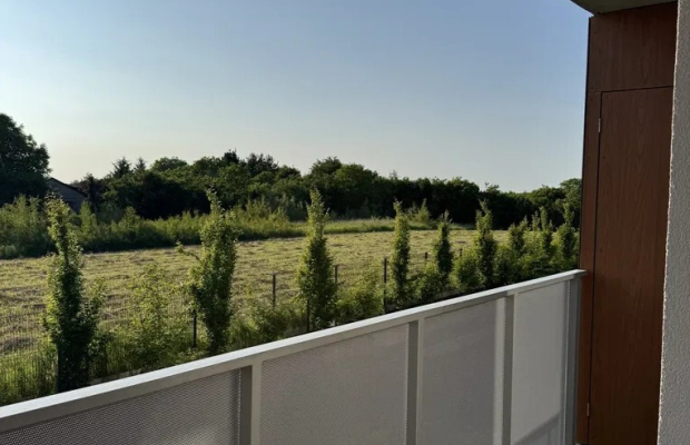 Apartament składa się z salonu z aneksem kuchennym, przestronnej łazienki, miejsca na garderobę, sypialni oraz dużego i komfort