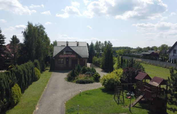 Lokal gastronomiczny z dużym domem.