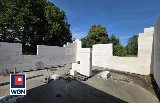 Przedmiotem sprzedaży jest rozpoczęta budowa domu parterowego wolnostojącego usytuowanego na działce o powierzchni 1040 m2 w mi