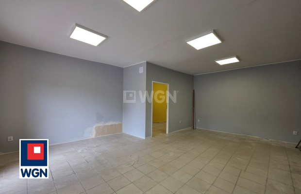 Na wynajem lokal usługowy przy ul. Wróblewskiego o pow 155m2, na parterze z bocznym wejściem.

Lokal  posiada otwartą przestrze