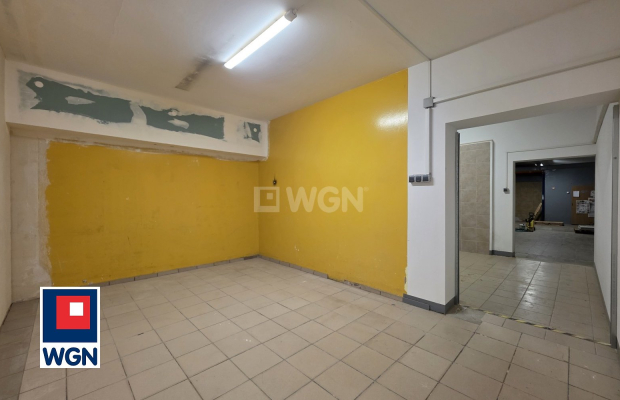 Na wynajem lokal usługowy przy ul. Wróblewskiego o pow 155m2, na parterze z bocznym wejściem.

Lokal  posiada otwartą przestrze