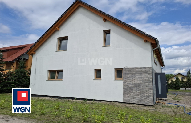 Otyń, dom bliźniak, 110 m2, w stanie deweloperskim, sprzedam, 620 000 PLN.  
  
Na sprzedaż dom w zabudowie bliźniaczej z podda