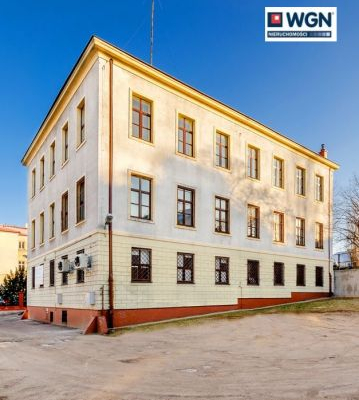 Łomża, budynek biurowy, 993 m2, sprzedam, 940 000 zł, netto.  
  
Na sprzedaż budynek biurowy na dużej działce w ścisłym centru